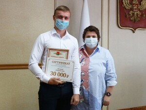 В Брянске лучших спортсменов ко Дню физкультурника наградили премиями в 30 тысяч рублей